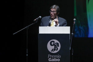 El director general de la Fundación Gabo, Jaime Abello, habla durante la entrega de los Premios Gabo este sábado, en Bogotá (Colombia). EFE/Carlos Ortega