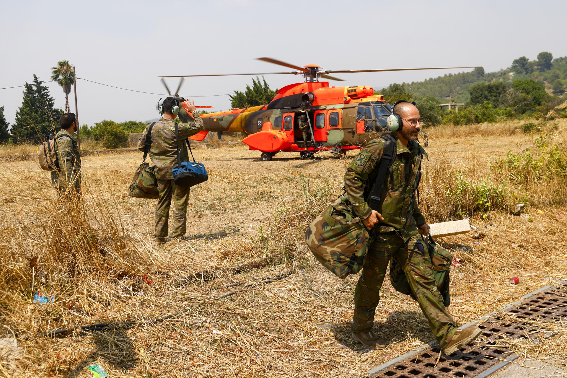 Un helicóptero de la Unidad Militar de Emergencias (UME), que ya está trabajando bajo la dirección de los Bomberos en la extinción del incendio forestal de alta intensidad iniciado ayer en Paüls (Tarragona) llega al centro de mando de los Bomberos en Tortosa (Tarragona). EFE/ Quique García
