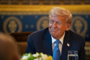 El presidente de Estados Unidos, Donald Trump, durante una cena con el primer ministro israelí, Benjamin Netanyahu, en el Salón Azul de la Casa Blanca en Washington, DC. EFE/EPA/ALEXANDER DRAGO / POOL