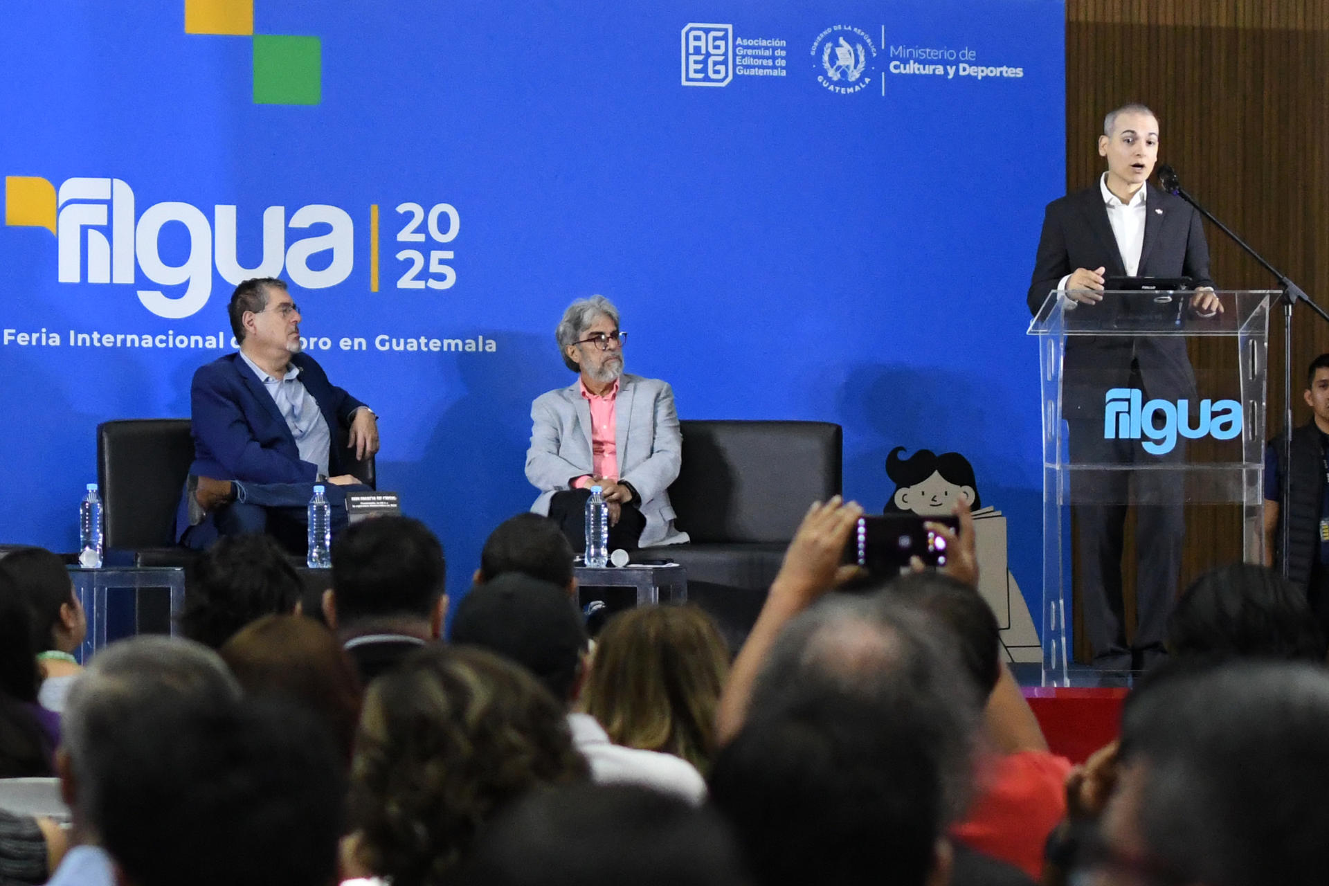El presidente de Guatemala, Bernardo Arévalo (i) y el exdiplomático dominicano Josué Fiallo (d) asisten al lanzamiento de un libro en el marco de la Feria del Libro de Guatemala este sábado, en la Ciudad de Guatemala (Guatemala). EFE/ Alex Cruz