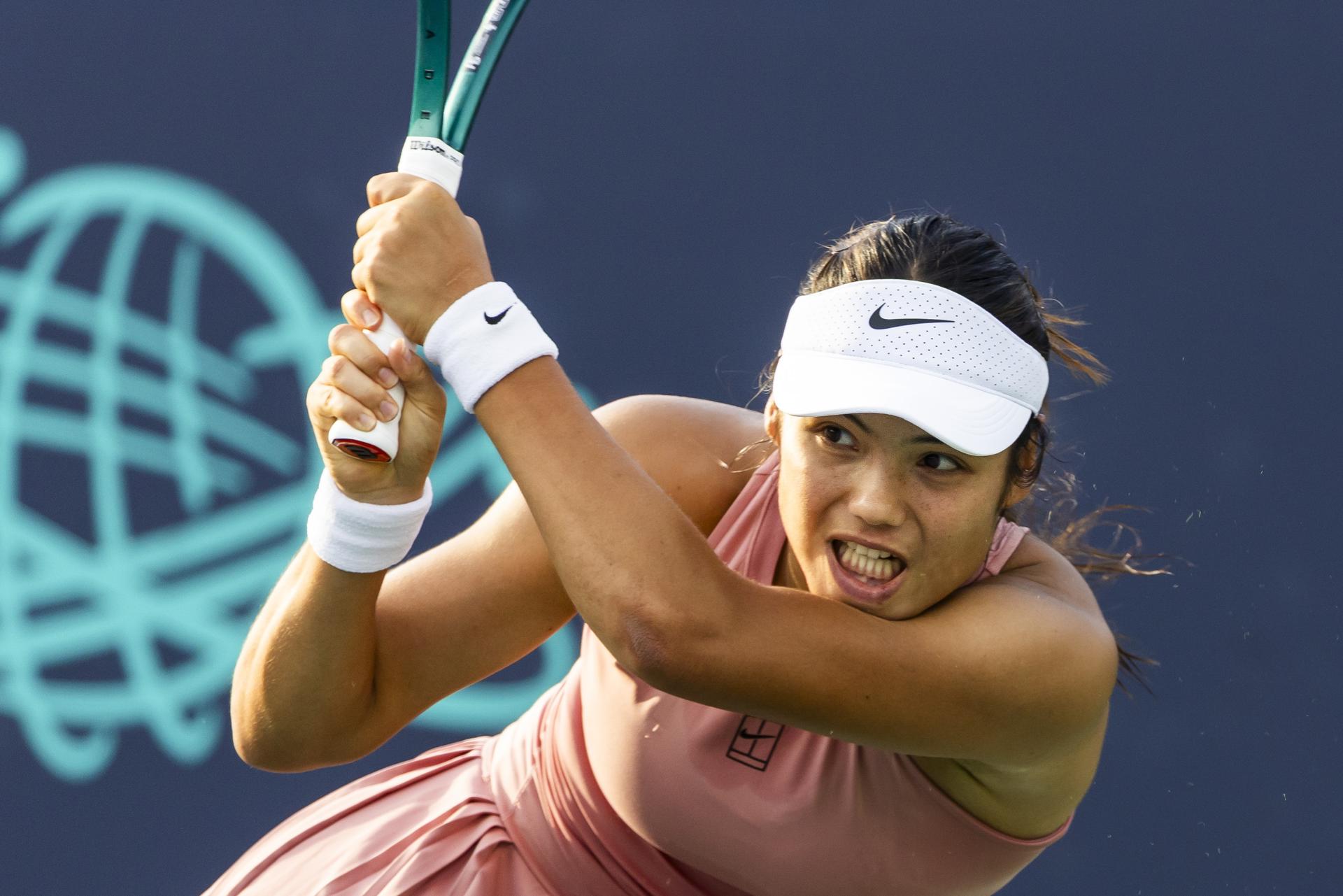La británica Emma Raducanu en acción contra la rusa Anna Kalinskaya durante su partido semifinal en el Mubadala Citi DC Open en el William H.G. FitzGerald Tennis Center en Washington, DC (EE.UU.). EFE/JIM LO SCALZO