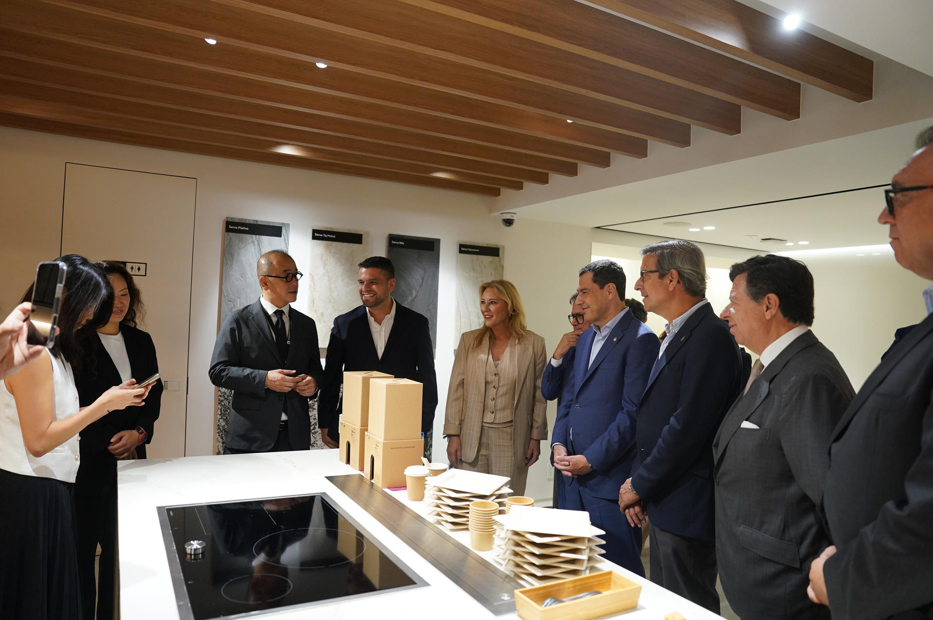 El presidente de la Junta de Andalucía, Juanma Moreno (4d) visitó este lunes un establecimiento de la empresa almeriense Cosentino, fabricante de superficies y materiales para la arquitectura y el diseño durante su viaje a Tokio, Japón, donde mantendrá una serie de encuentros empresariales e institucionales con el objetivo de potenciar los lazos económicos, turísticos y culturales entre la comunidad y el país asiático. EFE/Junta de Andalucía / SOLO USO EDITORIAL/SOLO DISPONIBLE PARA ILUSTRAR LA NOTICIA QUE ACOMPAÑA (CRÉDITO OBLIGATORIO)
