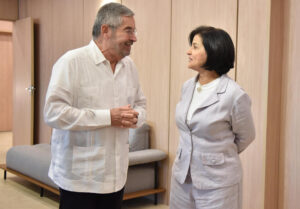 Fotografía cedida hoy, por la Secretaria de Relaciones Exteriores (SRE), del canciller mexicano Juan Ramón de la Fuente (i), quien fue recibido por la embajadora Marcia Maro (d), durante su arribo a Río de Janeiro, para su participación en la XVII Cumbre de Jefes de Estado y de Gobierno de los BRICS. EFE/Secretaria de Relaciones Exteriores/SOLO USO EDITORIAL/NO VENTAS/SOLO DISPONIBLE PARA ILUSTRAR LA NOTICIA QUE ACOMPAÑA(CRÉDITO OBLIGATORIO)