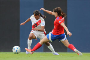 Nora Bilcape (i), de Perú, disputa el balón con Catalina Figueroa, de Chile, en un partido de la Copa América Femenina entre Perú y Chile en el estadio Complejo Independiente del Valle, en Quito (Ecuador). EFE/ Jóse Jácome