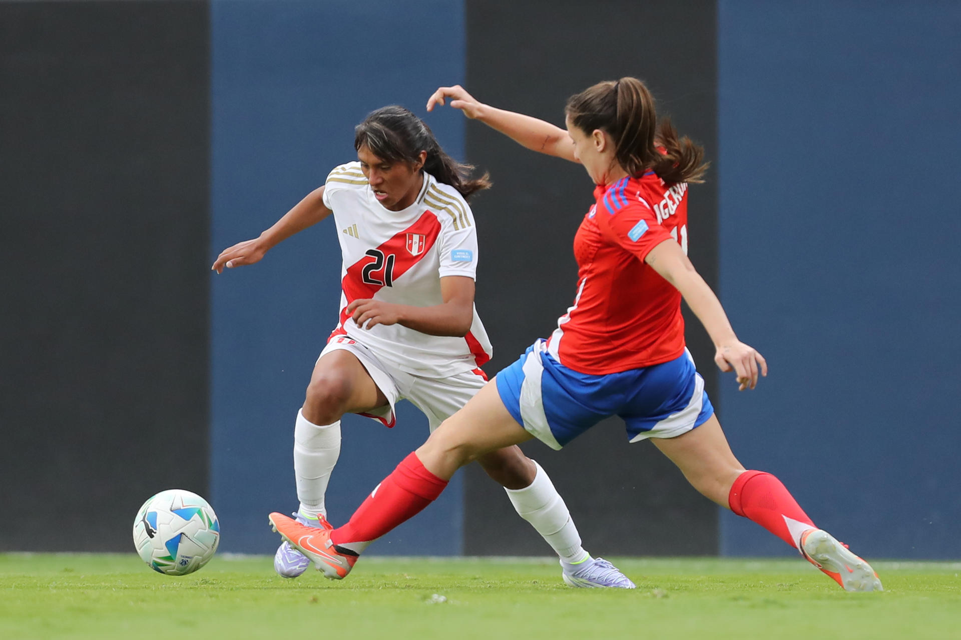 Nora Bilcape (i), de Perú, disputa el balón con Catalina Figueroa, de Chile, en un partido de la Copa América Femenina entre Perú y Chile en el estadio Complejo Independiente del Valle, en Quito (Ecuador). EFE/ Jóse Jácome