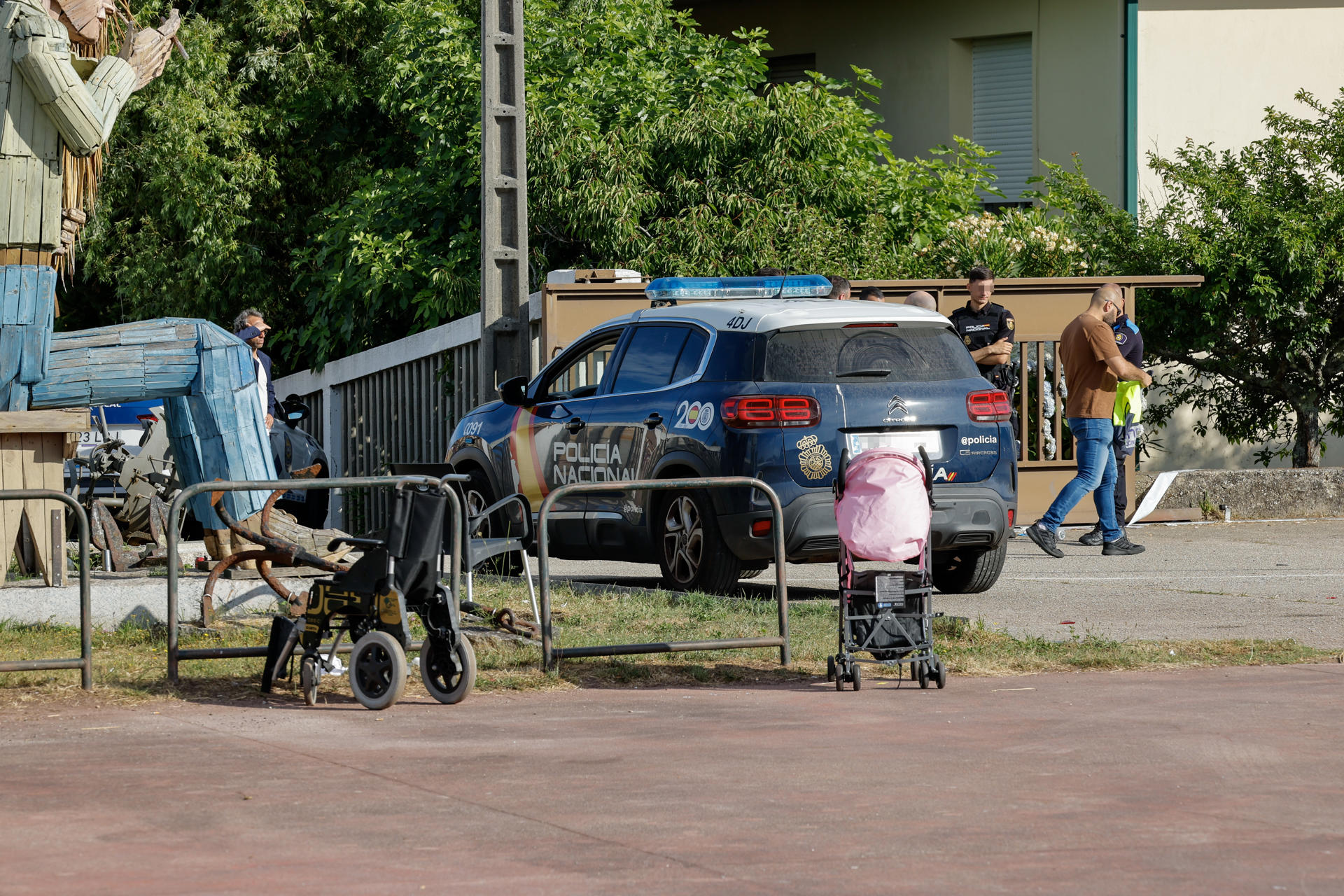 Investigadores de la Policía Nacional revisan el lugar del suceso este miércoles después de que una persona muriera, otras tres resultaran heridas y seis fueraarrestadas tras una multitudinaria pelea registrada este martes en el centro recreativo de Artes, en Ribeira (A Coruña). EFE/ Lavandeira Jr.
