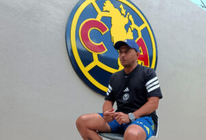El entrenador español del Ámerica de fútbol femenino, Ángel Villacampa, habla durante una entrevista con EFE este sábado, en la Ciudad de México (México). EFE/ Arturo Salgado