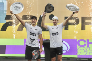 La pareja formada por Pablo Cardona (i) y Leandro Augsburguer, reciben el trofeo tras imponerse a la pareja compuesta por Maxi Sánchez y Lucas Bergamin en la final del Pro Padel League que se ha disputado este domingo en San Sebastián. EFE/Javi Colmenero