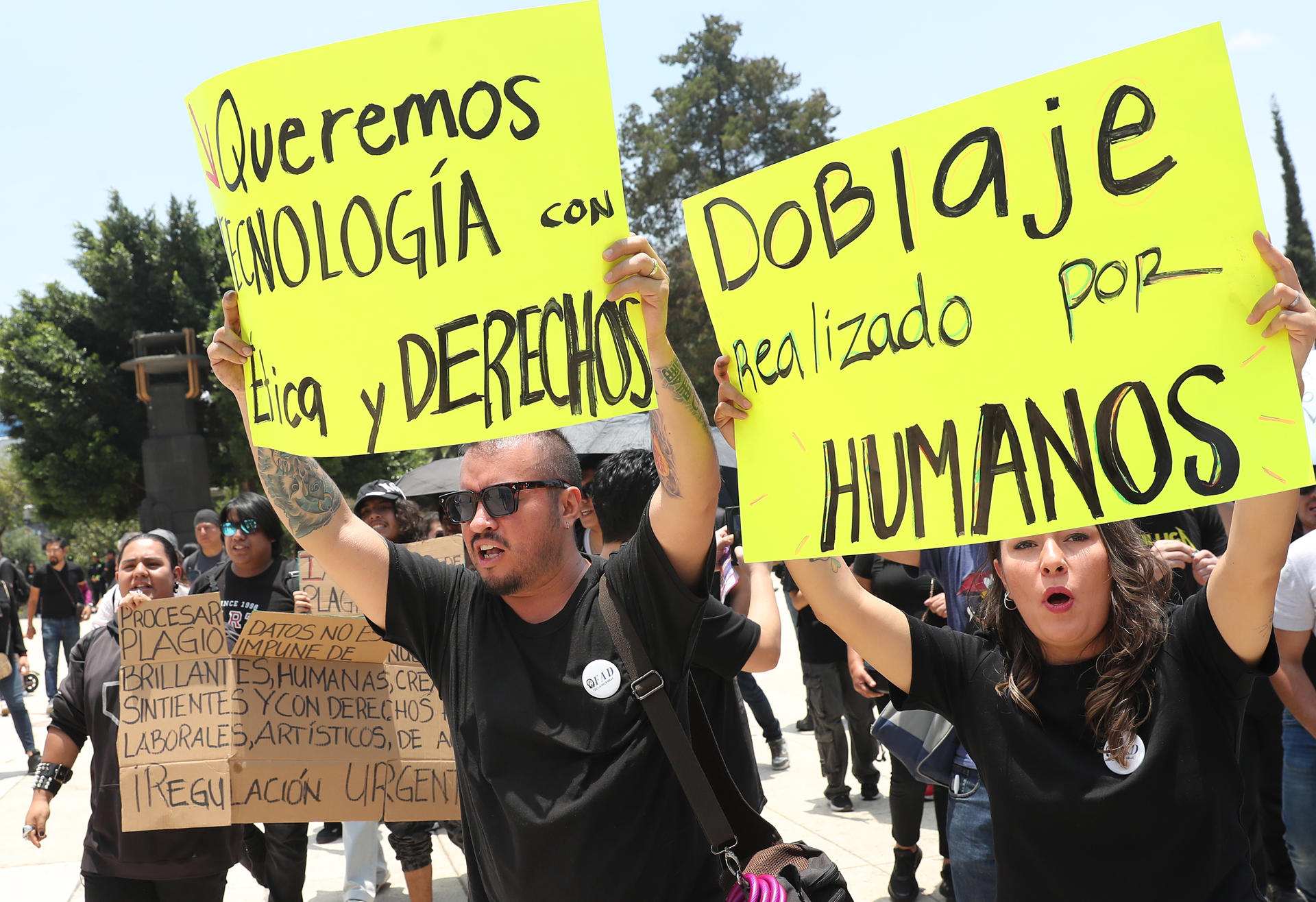 Personas participan en una manifestación este domingo, en el Monumento a la Revolución en Ciudad de México (México). EFE/ Mario Guzmán