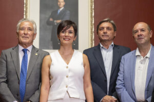 La ministra de Vivienda, Isabel Rodríguez (2i), se reúne con el alcalde de Almagro, Francisco Ureña (i), y demás miembros del equipo de gobierno, este jueves en Almagro (Ciudad Real). Isabel Rodríguez ha afirmado que el próximo Plan de Vivienda 2026-2030 va a "ampliar la visión de ruralidad" y va a "destinar más recursos a la promoción de vivienda" en entornos rurales, así como ayudar a la rehabilitación de inmuebles con valor patrimonial. EFE/Jesús Monroy