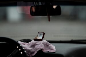 Imagen de archivo de las alianzas para una boda dentro de un coche. EFE/ Antonio Lacerda