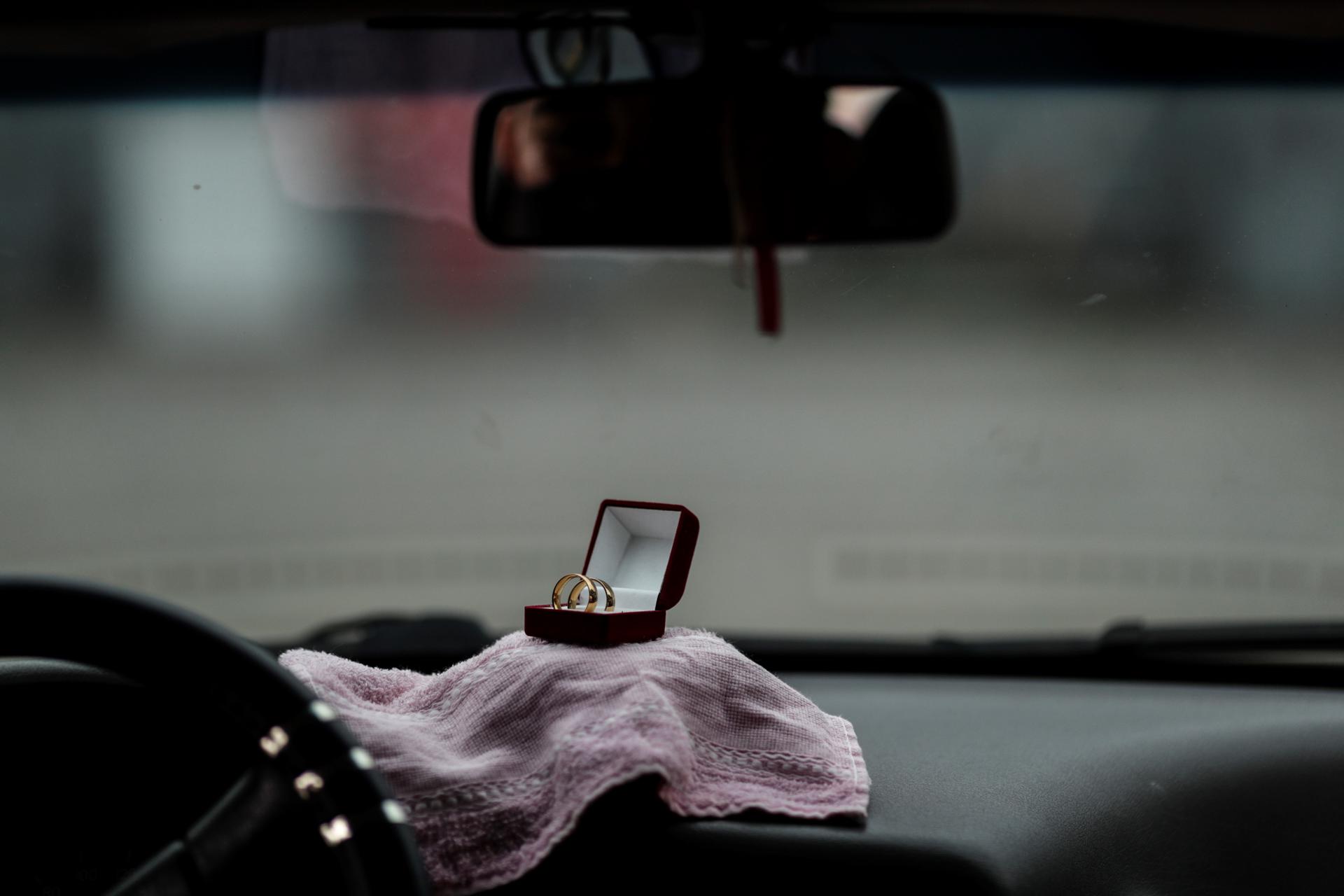 Imagen de archivo de las alianzas para una boda dentro de un coche. EFE/ Antonio Lacerda