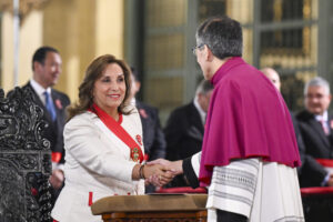 Fotografía cedida por la Presidencia de Perú del arzobispo de Lima y cardenal, Carlos Castillo Mattasoglio (d), saludando a la presidenta de Perú, Dina Boluarte, este lunes en Lima (Perú). EFE/ Daniel Malpica/ Presidencia de Perú/