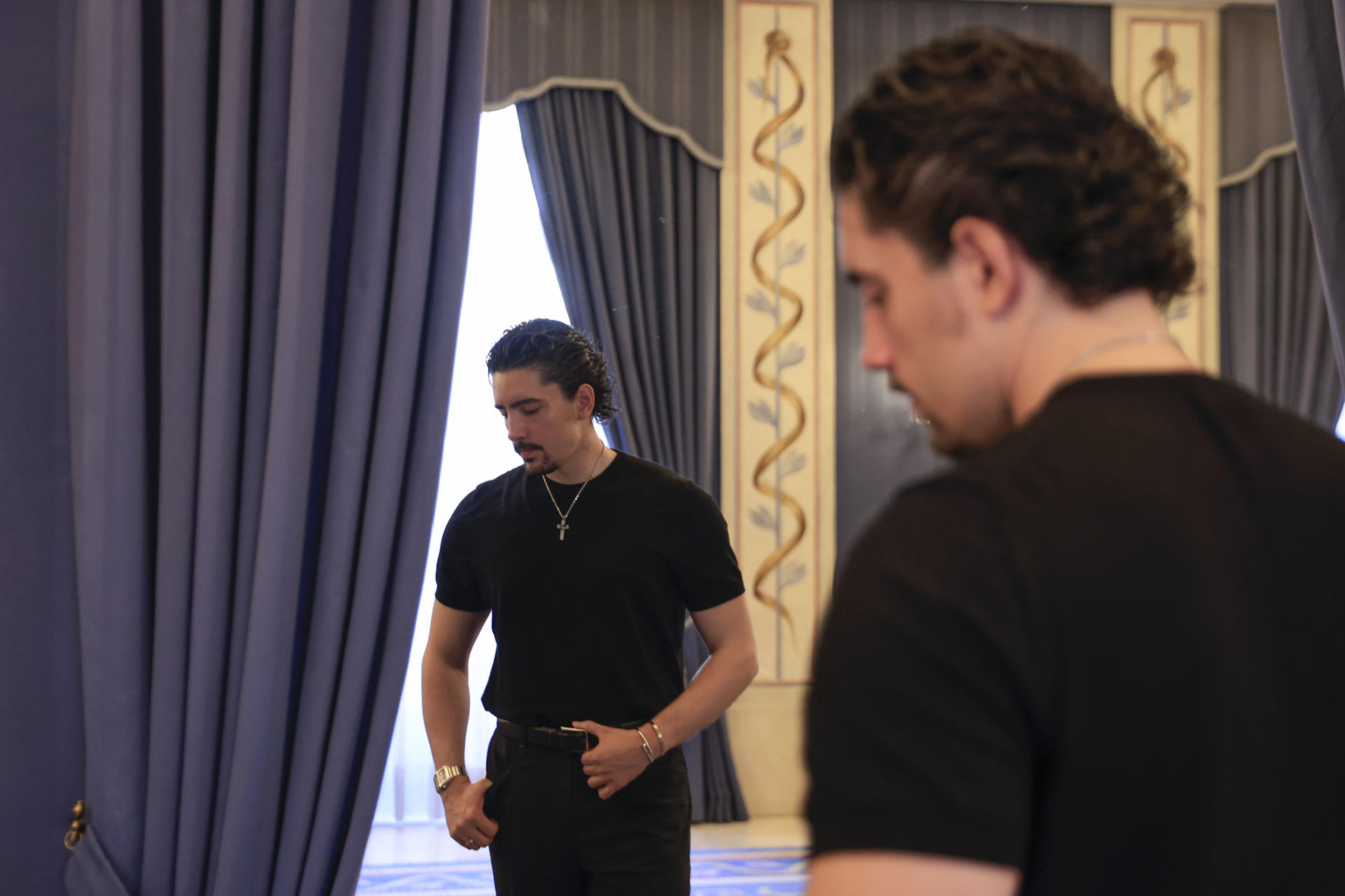 El artista mexicano Álex Fernández durante la entrevista con EFE con motivo de la presentación de su nuevo disco '¿Quién no ha llorado por amor?', y su gira nacional, este martes. Fernández considera que los corridos tumbados, que se han puesto de moda, y otros géneros, como el mariachi que él canta, tienen el objetivo común de "llevar a México a lo más alto posible" en la música. EFE/ Pablo R.seco