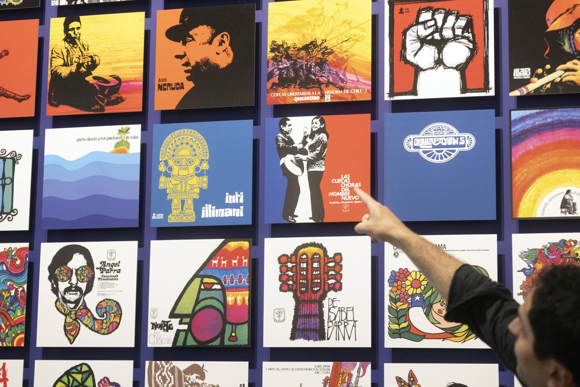Un total de 250 piezas de diseño industrial y gráfico se exponen hasta el próximo 16 de noviembre en el Disseny Hub Barcelona (DHub) en la exposición, 'Cómo diseñar una revolución: la vía chilena al diseño', proyectos destacados del ámbito del diseño que se impulsaron en apenas tres años bajo la presidencia de Salvador Allende en Chile para "construir una sociedad más justa". EFE/Marta Pérez
