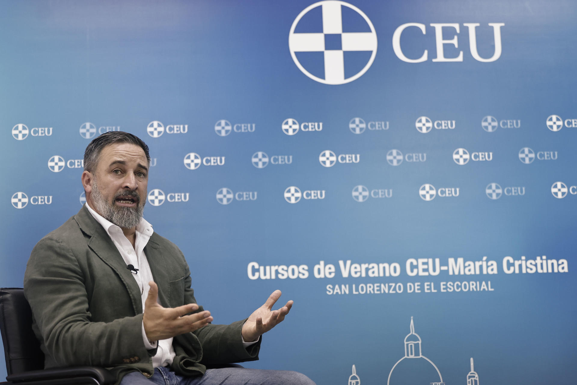 El líder de Vox, Santiago Abascal, protagoniza un coloquio en los cursos de Verano del CEU, este jueves en San Lorenzo de El Escorial. EFE/ Sergio Pérez