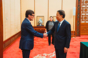 El presidente regional de Cataluña, Salvador Illa (i), mantiene una reunión este viernes en el Gran Palacio del Pueblo de Pekín con el vicepresidente del Legislativo chino, Wu Weihua, como parte de su visita oficial a China. EFE/ Arnau Carbonell/generalitat Cataluña SOLO USO EDITORIAL/SOLO DISPONIBLE PARA ILUSTRAR LA NOTICIA QUE ACOMPAÑA (CRÉDITO OBLIGATORIO)