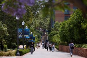 La gente camina por el campus de la Universidad de California en Los Ángeles (UCLA) en Los Ángeles, California, EE. UU., el 29 de mayo de 2025. EFE/EPA/Allison Dinner