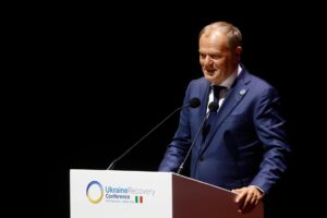 El primer ministro polaco, Donald Tusk, este jueves durante su intervención en la IV Cumbre para la Reconstrucción de Ucrania en Roma. EFE/EPA/VINCENZO LIVIERI