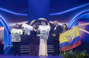 La analista de la Dirección de Turismo de Negocios, Gabriela Flores (c), posa con una camiseta durante la ceremonia de los premios Latin America Wedding Awards (LAWA), celebrada este miércoles en el hotel Jaragua, en Santo Domingo (República Dominicana). EFE/Orlando Barría