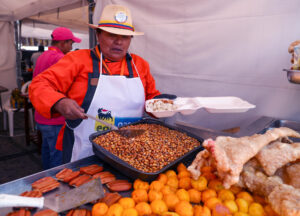 Fotografía de archivo de una mujer sirviendo alimentos típicos en Quito (Ecuador). EFE/ José Jácome/ARCHIVO