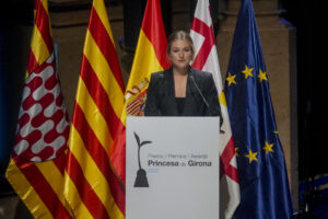 La princesa Leonor ha defendido este miércoles la ética del trabajo "bien hecho" y la búsqueda del bien común que representan los seis jóvenes reconocidos con los premios de la Fundación Princesa de Girona. EFE/ Alejandro Garcia