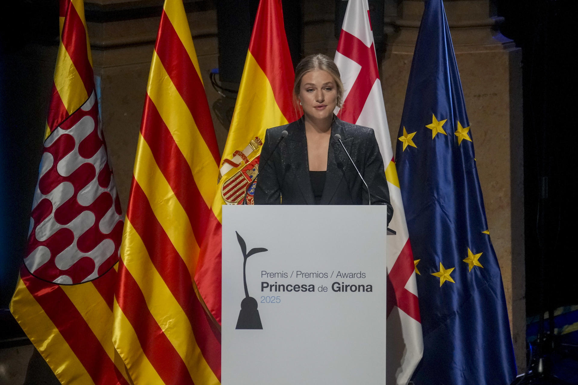La princesa Leonor ha defendido este miércoles la ética del trabajo "bien hecho" y la búsqueda del bien común que representan los seis jóvenes reconocidos con los premios de la Fundación Princesa de Girona. EFE/ Alejandro Garcia