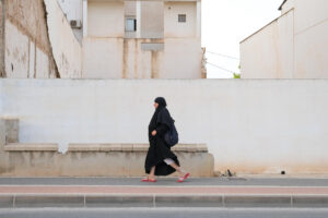 Una mujer camina este lunes por el centro de Torre Pacheco (Murcia). EFE/ Pablo Miranzo