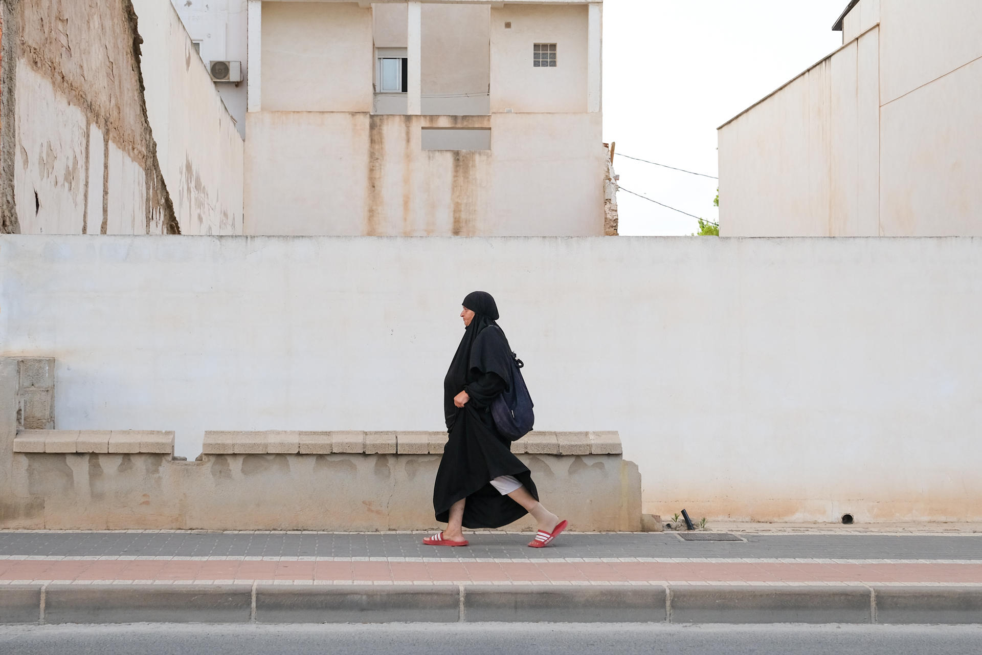 Una mujer camina este lunes por el centro de Torre Pacheco (Murcia). EFE/ Pablo Miranzo