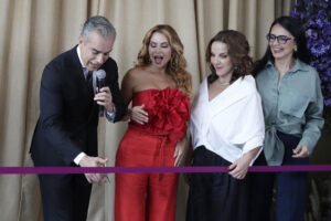 El actor colombiano Jorge Enrique Abello (i) que representa a don Armando en la serie 'Betty, la Fea: La Historia Continúa', participa en un evento este miércoles en Bogotá (Colombia). EFE/ Carlos Ortega