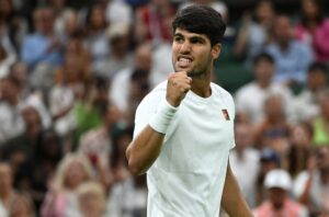 Carlos Alcaraz supera al ruso Andrey Rublev en los octavos de final de Wimbledon. EFE/EPA/DANIEL HAMBURY