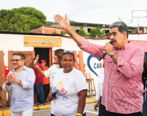 Fotografía cedida por Prensa del Palacio de Miraflores del presidente de Venezuela, Nicolás Maduro, saludando este miércoles en Puerto Cabello, estado Carabobo (Venezuela). EFE/ Palacio Miraflores