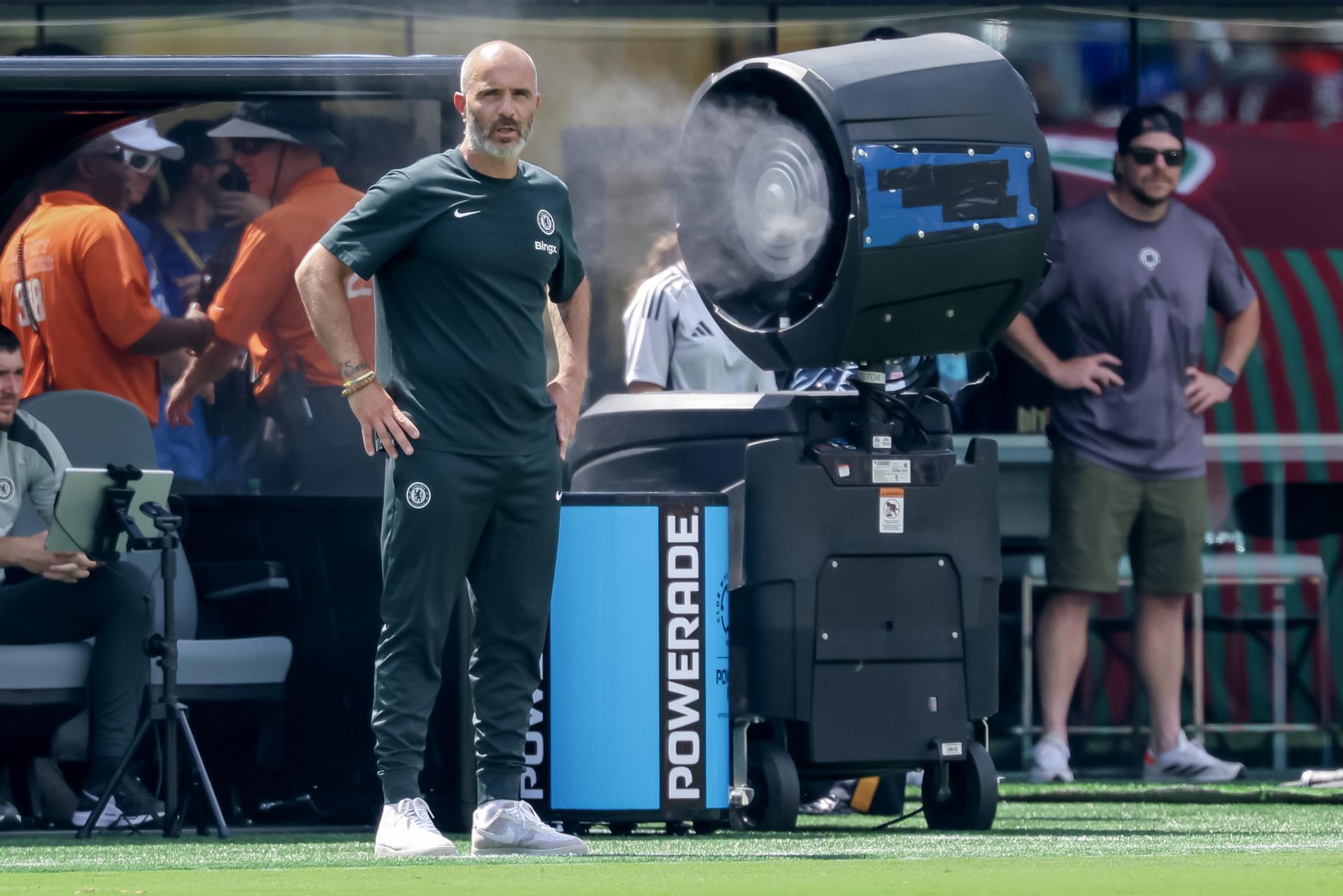 El entrenador del Chelsea, Enzo Maresca, sigue el partido de la Copa Mundial de Clubes de la FIFA 2025 entre Fluminense FC y Chelsea FC en East Rutherford, Nueva Jersey (EE.UU.), EFE/JUSTIN LANE