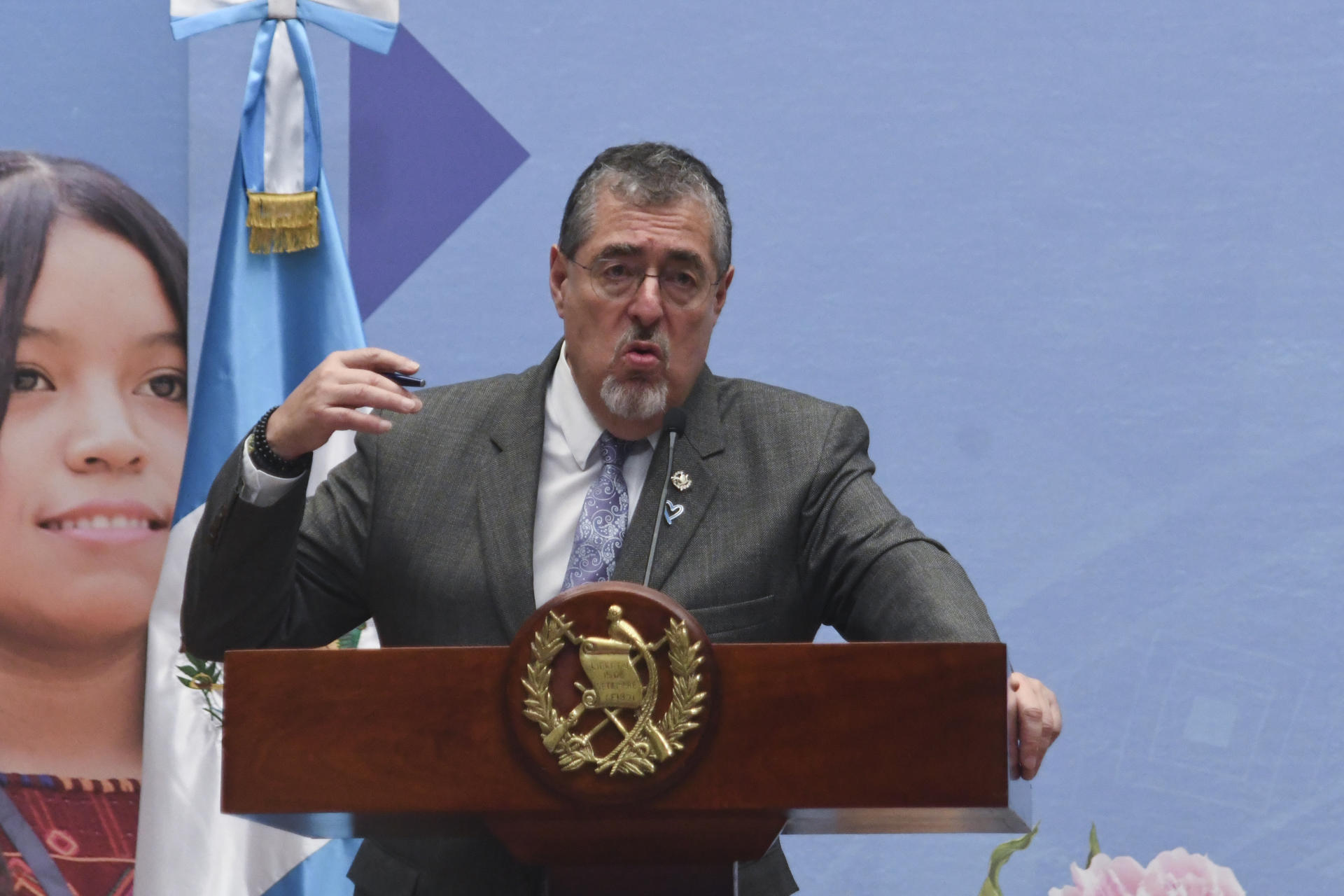 El presidente de Guatemala, Bernardo Arévalo, habla en una rueda de prensa este lunes, en Ciudad de Guatemala (Guatemala). EFE/ Alex Cruz
