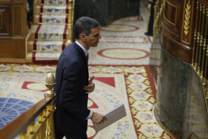 El presidente del Gobierno, Pedro Sánchez, se dirige a intervenir durante el pleno del Congreso de los Diputados, este miércoles. EFE/ Mariscal