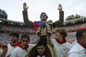 El diestro Jesús Enrique Colombo sale a hombros por la puerta grande tras la décima de abono de la Feria de Toro de los Sanfermines 2025 con toros de la ganadería gaditana de Miura y en la que comparte cartel con Manuel Escribano y Damián Castaño.  EFE/ Villar Lopez