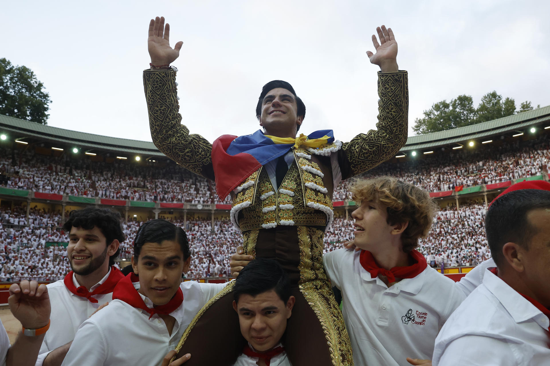 El diestro Jesús Enrique Colombo sale a hombros por la puerta grande tras la décima de abono de la Feria de Toro de los Sanfermines 2025 con toros de la ganadería gaditana de Miura y en la que comparte cartel con Manuel Escribano y Damián Castaño.  EFE/ Villar Lopez