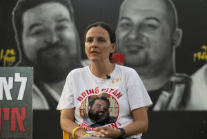 Junto a un enorme mural con el rostro del rehén israelí de origen argentino Eitan Horn, Dalia Cusnir, su cuñada de 43 años, saca fuerzas de flaqueza para seguir protestando todos los días, tras más de un año y medio, para exigir un acuerdo de alto el fuego con Hamás que, una vez más, ha vuelto a quedar estancado, pese a que la semana pasada su llegada parecía inminente. EFE/Magda Gibelli