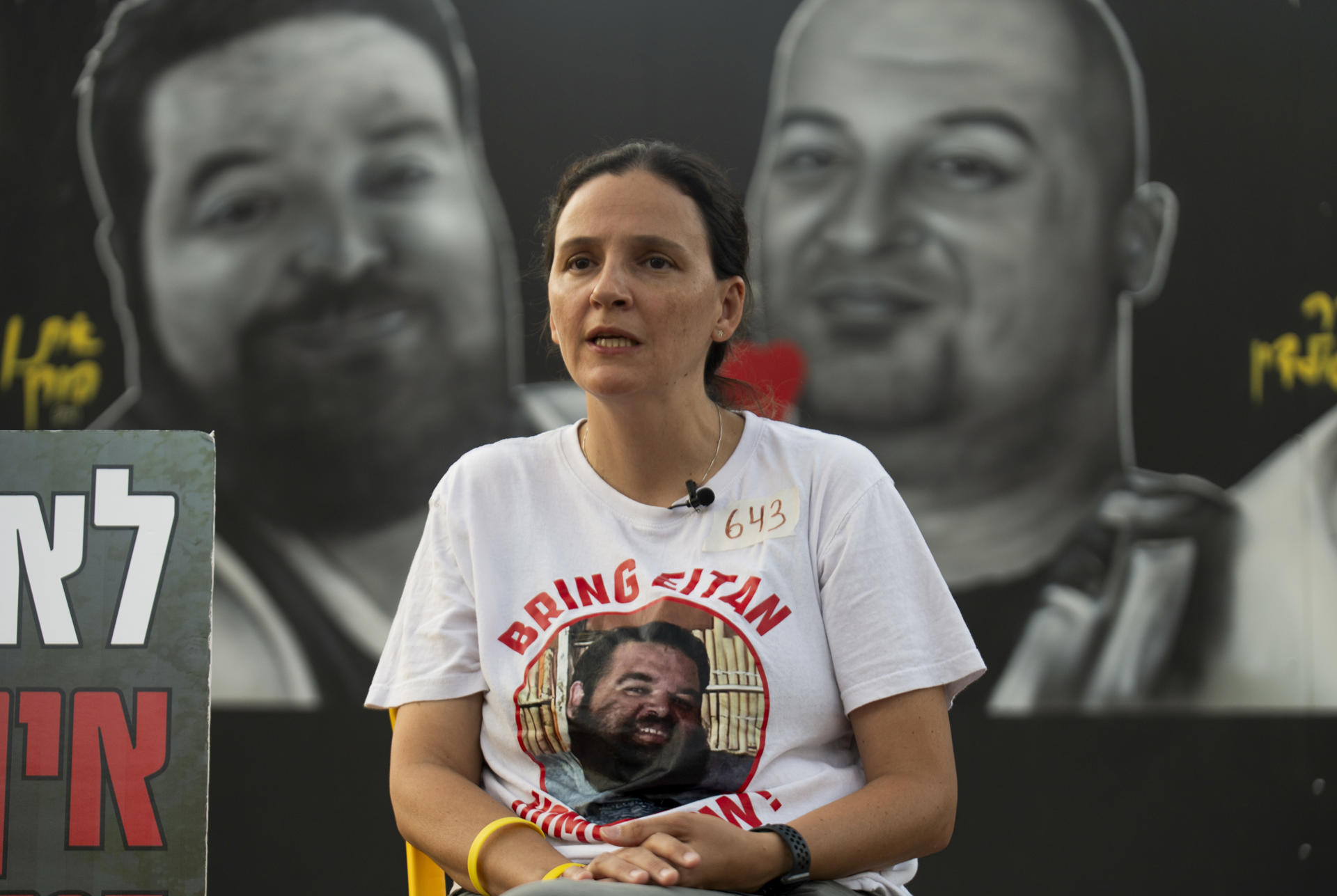 Junto a un enorme mural con el rostro del rehén israelí de origen argentino Eitan Horn, Dalia Cusnir, su cuñada de 43 años, saca fuerzas de flaqueza para seguir protestando todos los días, tras más de un año y medio, para exigir un acuerdo de alto el fuego con Hamás que, una vez más, ha vuelto a quedar estancado, pese a que la semana pasada su llegada parecía inminente. EFE/Magda Gibelli
