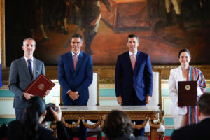 De izquierda a derecha: el embajador de España en Paraguay, Javier Parrondo; el presidente del Gobierno de España, Pedro Sánchez; el presidente de Paraguay, Santiago Peña, y la ministra de Cultura de Paraguay, Adriana Ortiz, durante la firma de convenios este miércoles, en Asunción (Paraguay). EFE/ Juan Pablo Pino