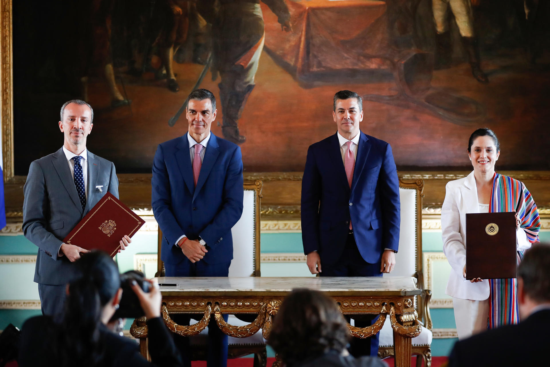 De izquierda a derecha: el embajador de España en Paraguay, Javier Parrondo; el presidente del Gobierno de España, Pedro Sánchez; el presidente de Paraguay, Santiago Peña, y la ministra de Cultura de Paraguay, Adriana Ortiz, durante la firma de convenios este miércoles, en Asunción (Paraguay). EFE/ Juan Pablo Pino