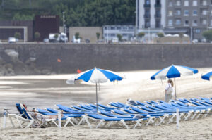 Vista de la playa de la Zurriola de San Sebastián. EFE/Juan Herrero