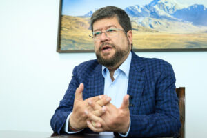 El candidato opositor a la presidencia de Bolivia Samuel Doria Medina habla en una entrevista con EFE este miércoles, en La Paz (Bolivia). EFE/ Gabriel Márquez