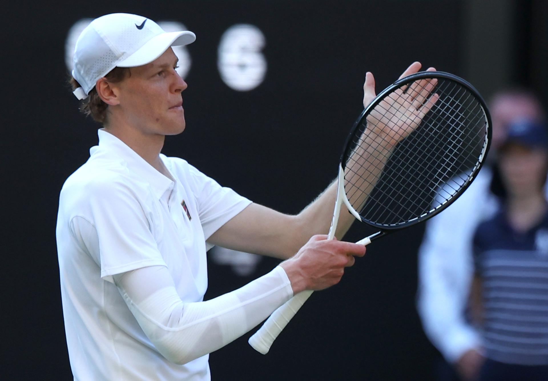 El italiano Jannik Sinner tras superar la segunda semifinal de Wimbledon, Reino Unido. EFE/EPA/NEIL HALL