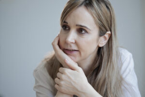 La historiadora del arte Blanca de la Torre durante la entrevista con EFE al acabar de cumplir sus cien primeros días al frente del IVAM de València, un cargo que afronta "sin personalismos", con un proyecto "colectivo" más acorde a la sociedad actual, y desde el que reivindica la necesidad de superar la jerarquía que prima la oferta cultural del "centro" y discrimina a la periferia. EFE/Biel Aliño