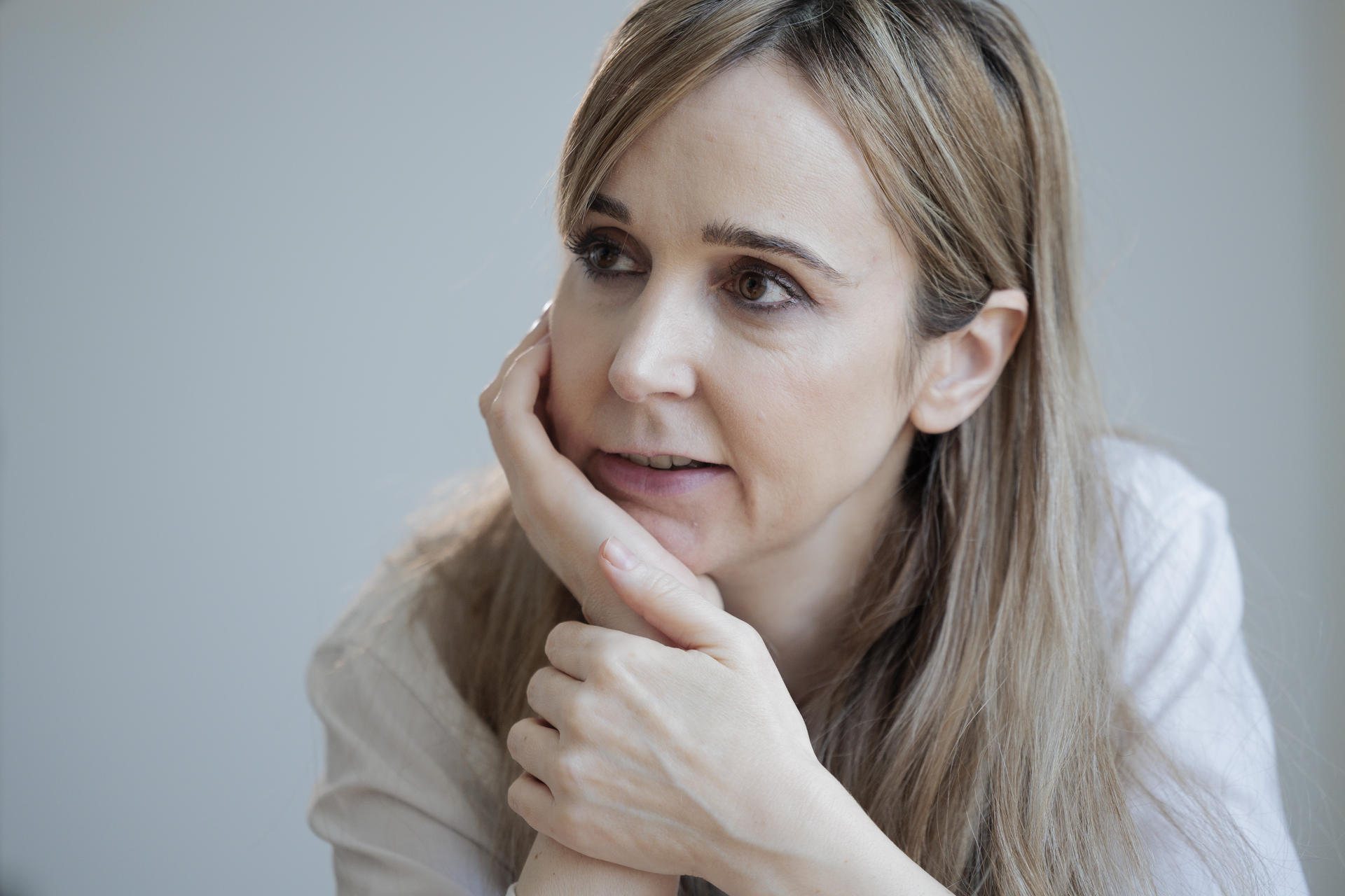 La historiadora del arte Blanca de la Torre durante la entrevista con EFE al acabar de cumplir sus cien primeros días al frente del IVAM de València, un cargo que afronta "sin personalismos", con un proyecto "colectivo" más acorde a la sociedad actual, y desde el que reivindica la necesidad de superar la jerarquía que prima la oferta cultural del "centro" y discrimina a la periferia. EFE/Biel Aliño