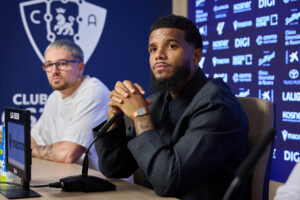 El lateral derecho francés Valentín Rosier, procedente del Leganés, ha sido presentado este martes en El Sadar como jugador de Osasuna para las próximas tres temporadas. EFE/ J.P. Urdíroz
