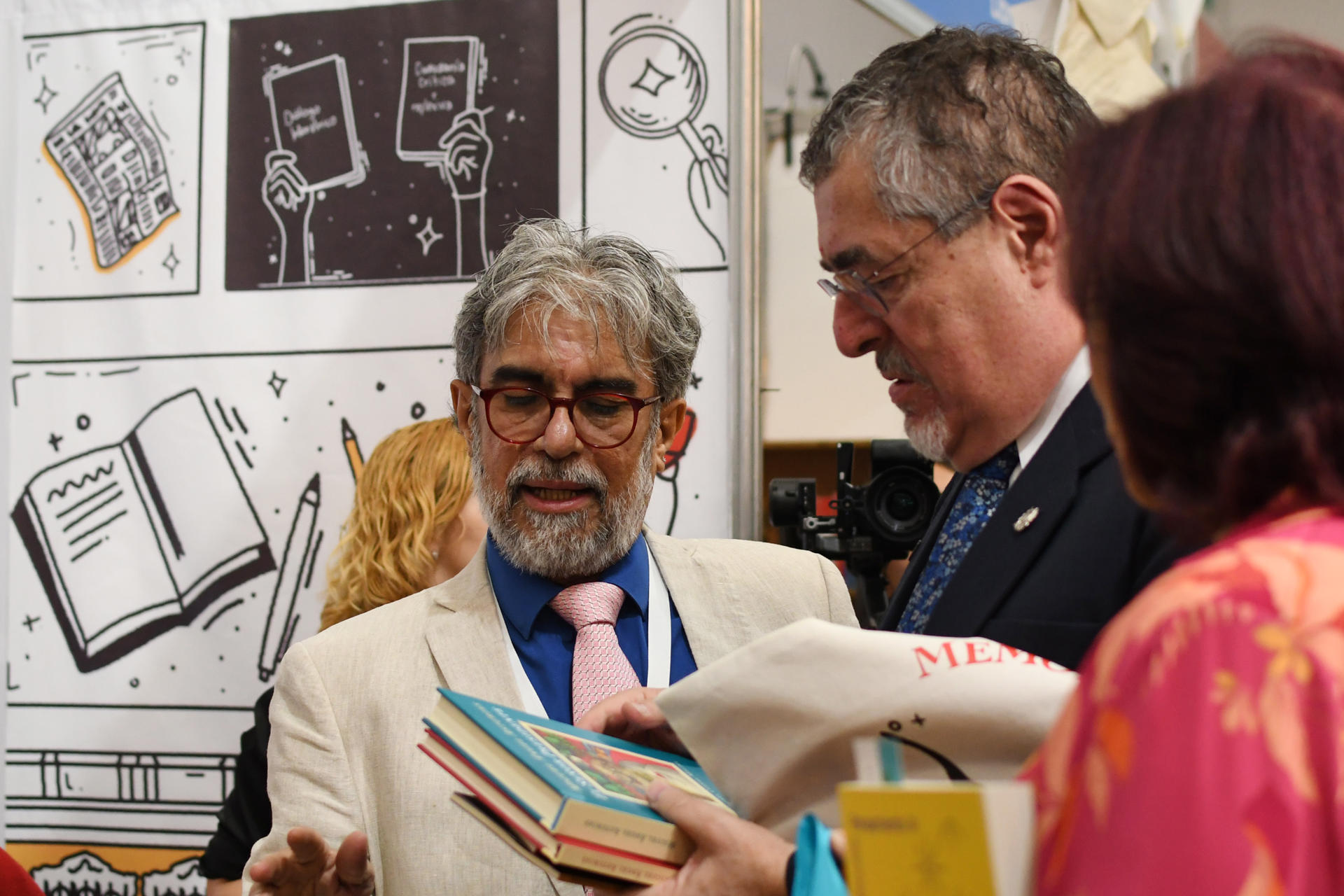 El presidente de Guatemala, Bernardo Arévalo de León (c), asiste a la Feria del Libro de Guatemala este martes, en Ciudad de Guatemala (Guatemala). EFE/ Alex Cruz