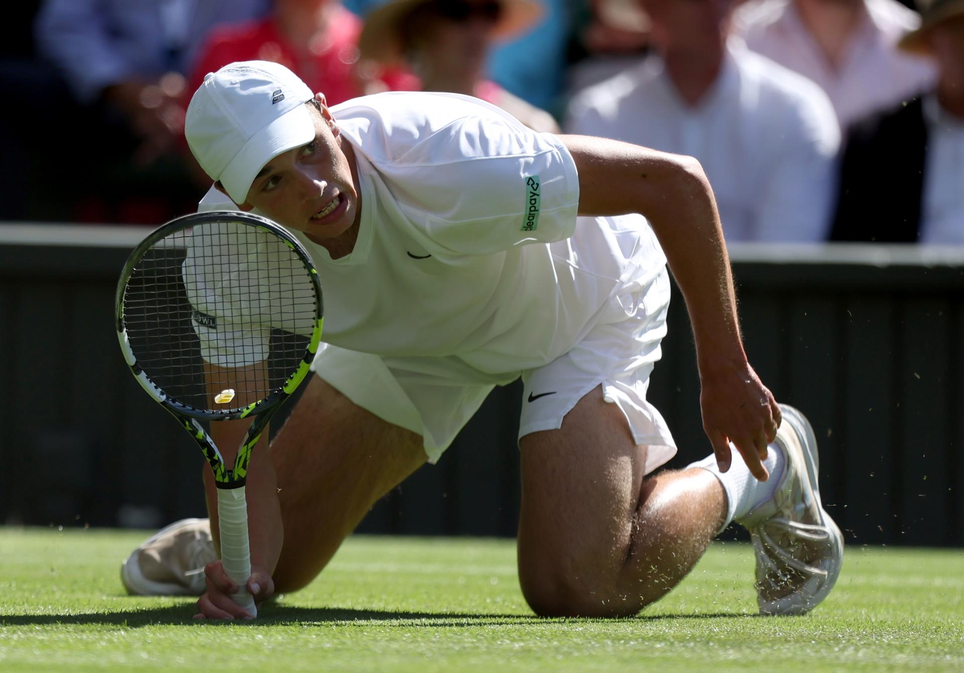 El español Carlos Alcaraz cumplió los pronósticos y venció al universitario Oliver Tarvet (6-1, 6-4 y 6-4) para ingresar en la tercera ronda de Wimbledon. EFE/EPA/NEIL HALL
