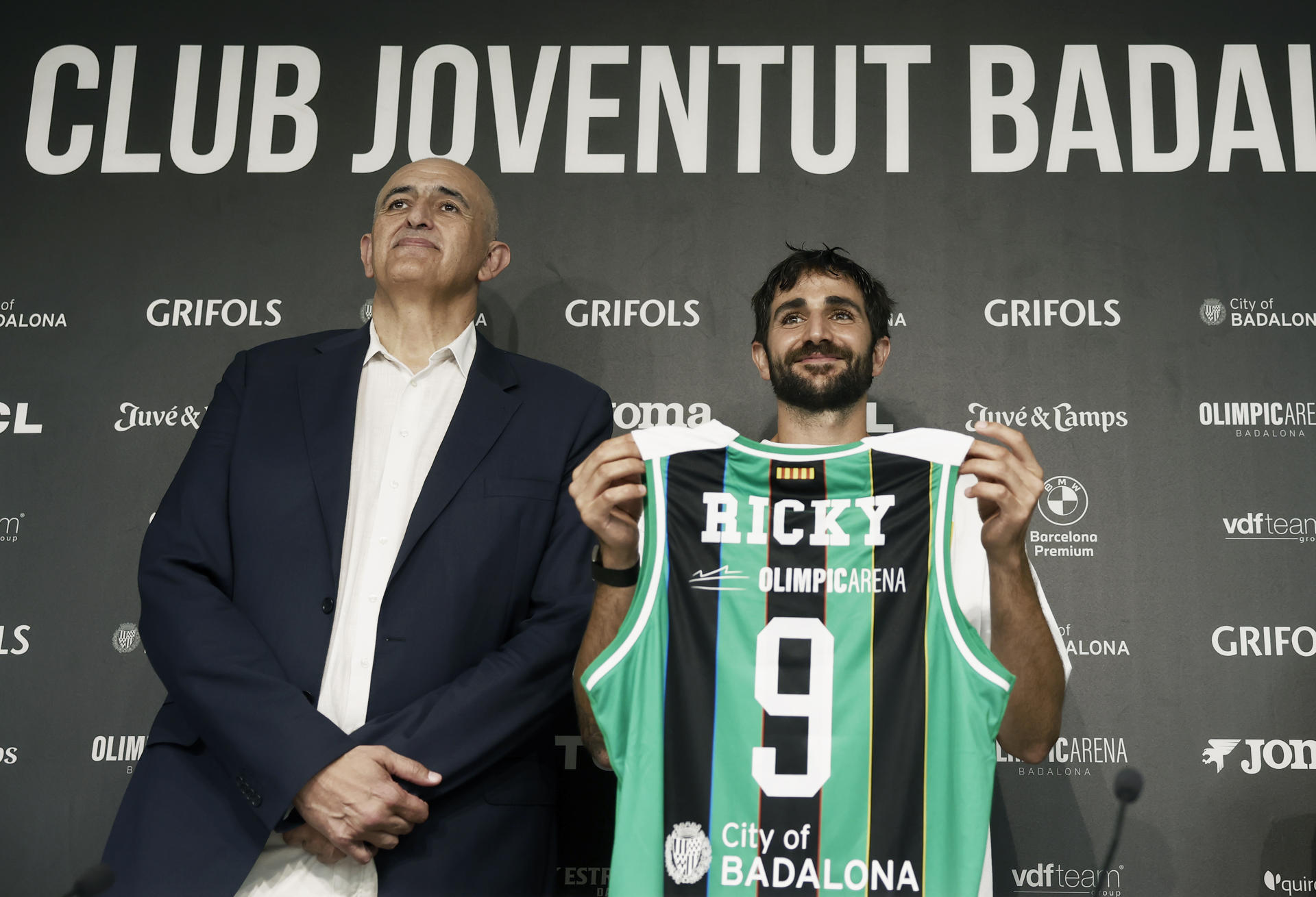 El base Ricky Rubio, de 34 años, junto al presidente del Joventut, Juan Antonio Morales, durante su presentación como nuevo jugador del Joventut de Badalona, su regreso al baloncesto profesional tras un año sin jugar para centrarse en su salud mental. EFE/Andreu Dalmau